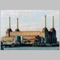 Battersea Power Station, photo by Strongbow on Wikipedia.jpg